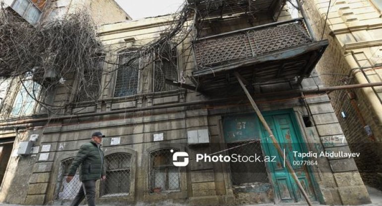 Bakıda təhlükəli vəziyyət: Uçmaq üzrə olan eyvana çöpdən dirək verdilər - FOTO