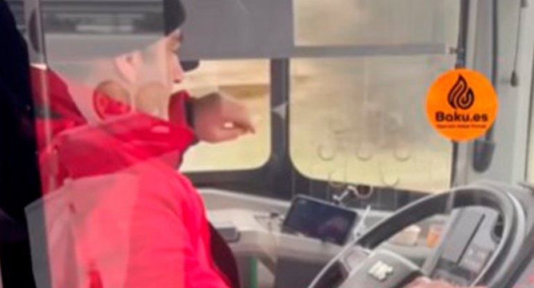Avtobus sürücüsü sükan arxasında tum çırtlayıb video izlədi - VİDEO