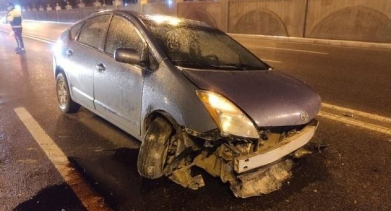 Bakıda “Toyota Prius” avtobusa çırpıldı - VİDEO