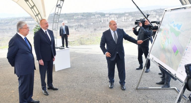 Tokayev Füzulinin Baş planı ilə tanış oldu - YENİLƏNİB