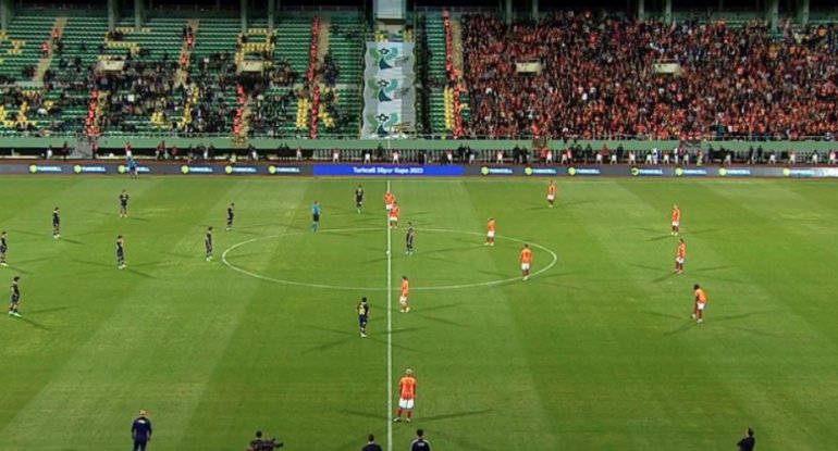 “Qalatasaray” – “Fənərbağça” matçında olay: meydanı tərk etdilər