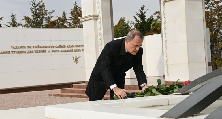 Ceyhun Bayramov Bişkekdəki Ata-Beyit Memorial Kompleksini ziyarət edib