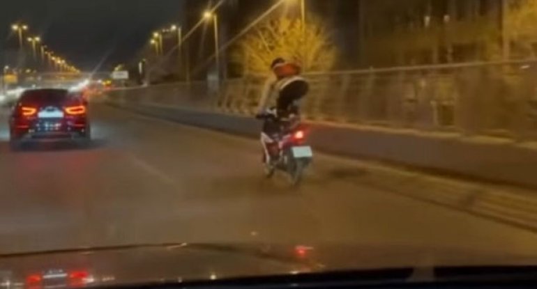 Bakıda motosikletçinin TƏHLÜKƏLİ HƏRƏKƏTLƏRİ - VİDEO