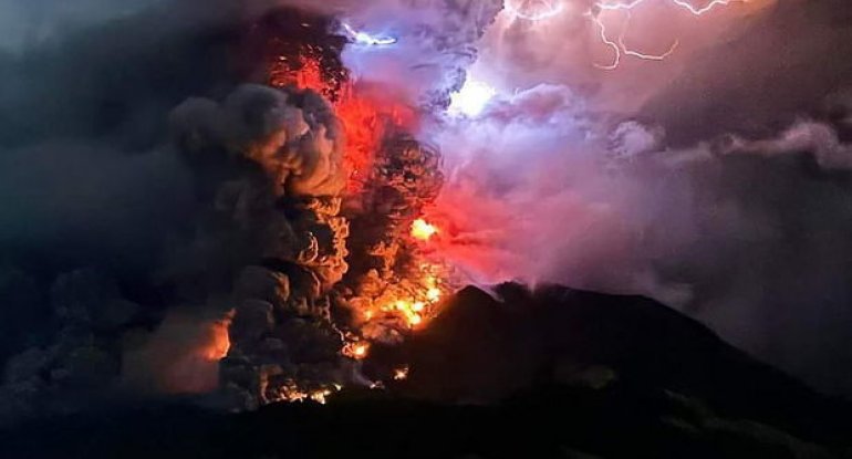İndoneziyada üzərinə ildırım düşən vulkan yenidən püskürdü: Hava limanı bağlandı - FOTO