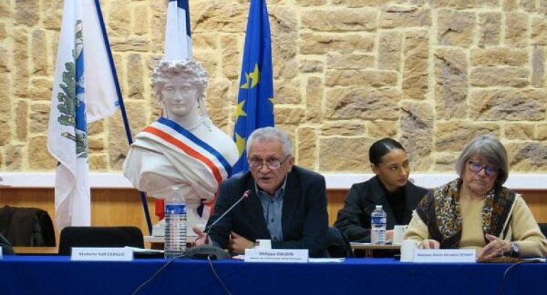 Fransada şəhər meri nasist salamı verdi