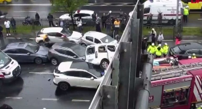 İstanbulda dəhşətli qəza: Səkkiz avtomobil bir-birinə çırpıldı - VİDEO