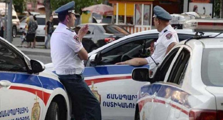 Erməni polisi Kirantsda kameraları yığışdırır - VİDEO