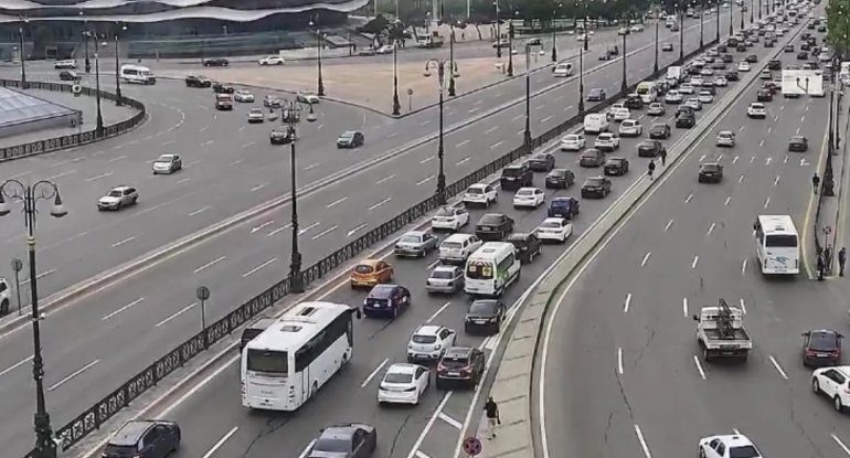 12 küçə və prospektdə tıxac var - SİYAHI