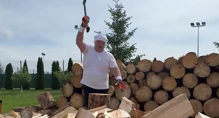 Lukaşenko balta ilə odun doğradı - VİDEO