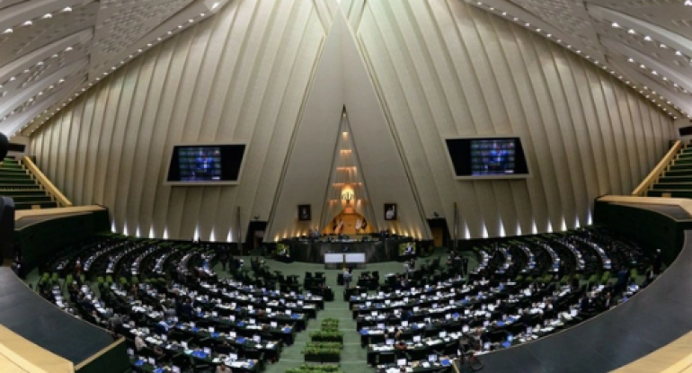 İranda seçkiqabağı kəskin qarşıdurma: Deputatlar arasında yumruq davası - VİDEO