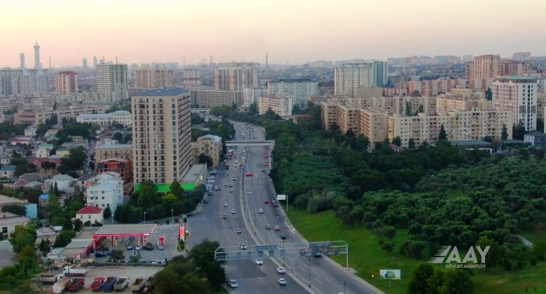 8 noyabr prospekti ilə bağlı tənqid: işıqfor olsa da, piyadalar keçə bilmir
