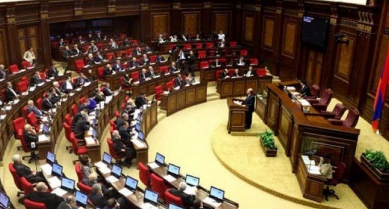 Ermənistan parlamentində deputatlar arasında dava düşdü