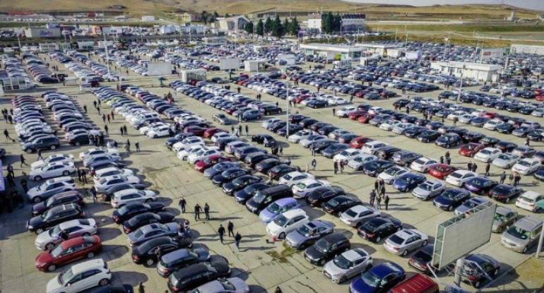 Maşın bazarında avtomobillər dəyərindən ucuz satılmağa başlandı - VİDEO