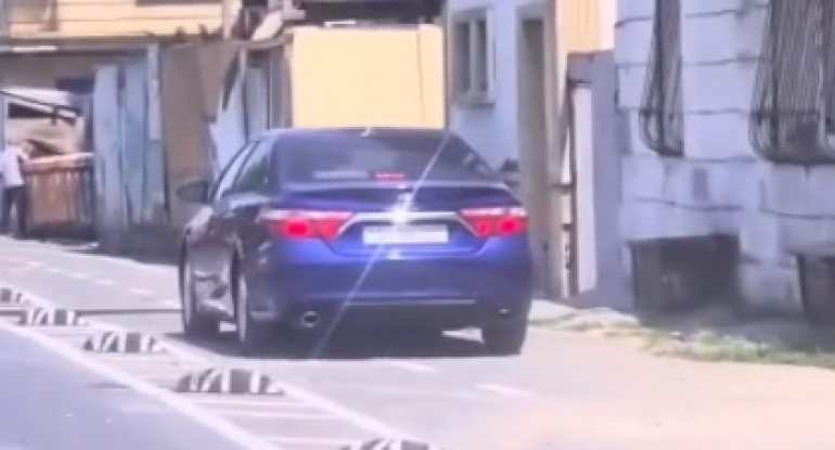 Bakıda sürücü qaydanı kobudcasına pozdu - VİDEO