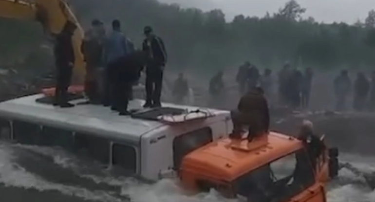 Rusiyada çay daşdı: Avtobusda olan insanlar çarəsiz vəziyyətə düşdülər