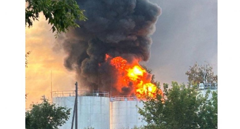 Ukraynalılar Rusiyada daha bir neft bazasını partlatdı: bir nəfər öldü