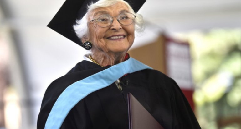 105 yaşlı qadın məşhur universitetin magistr diplomunu aldı