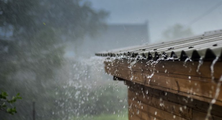 Faktiki hava: Leysan xarakterli yağış yağıb, şimşək çaxıb