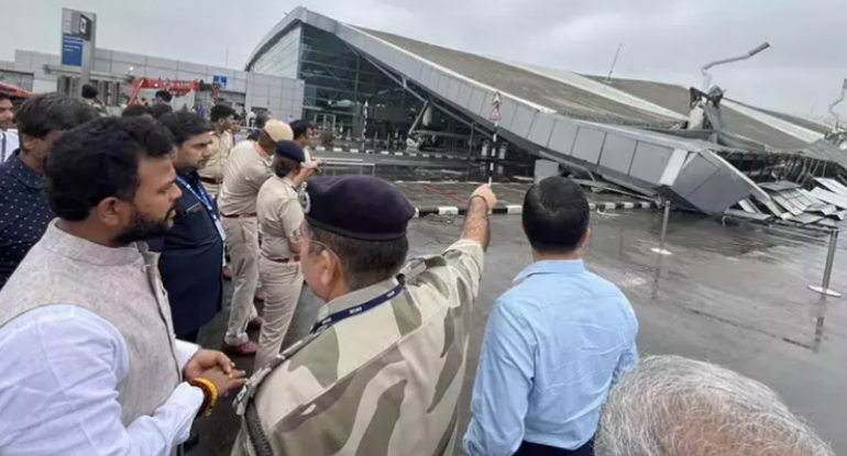 Hindistanda hava limanının damı uçdu: ölən və yarlananlar var - VİDEO