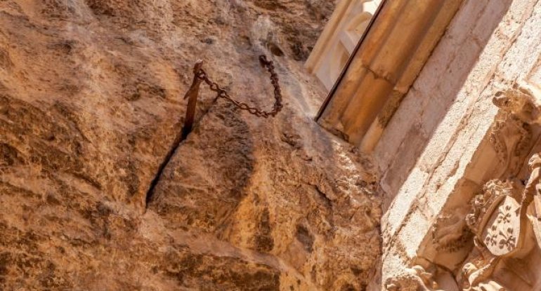 Qayaya saplanan 1300 illik qılınc müəmmalı şəkildə yoxa çıxdı - FOTO