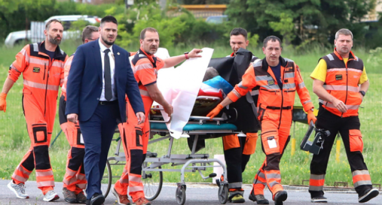 Güllələnən baş nazir 2 ay sonra ictimaiyyət qarşısına çıxdı - FOTO