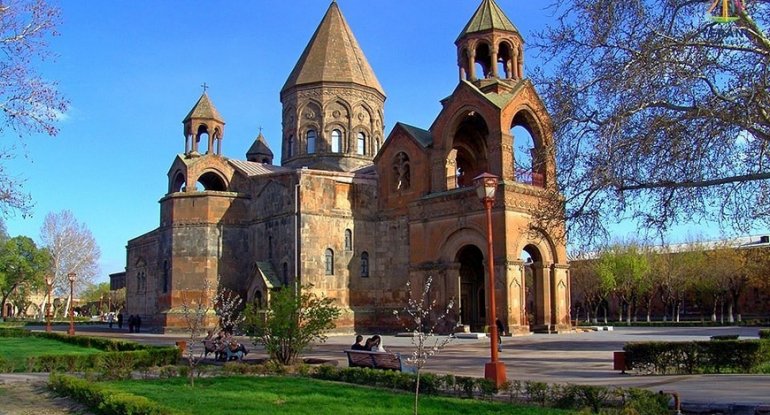 Katolikosun Moskvaya mübhəm səfəri və iki şok məktubu