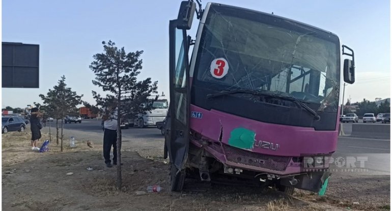 Sumqayıtda marşrut avtobusu TIR-la toqquşdu, xəsarət alanlar var - FOTO