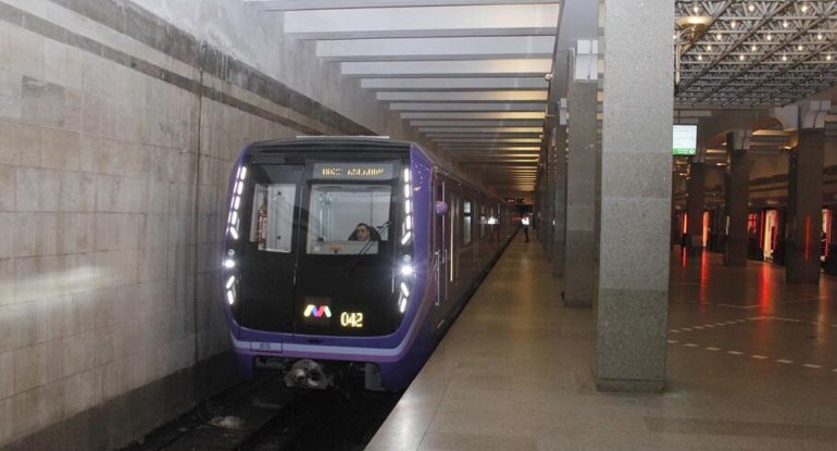 Metroda qatarlar yubandı - AÇIQLAMA