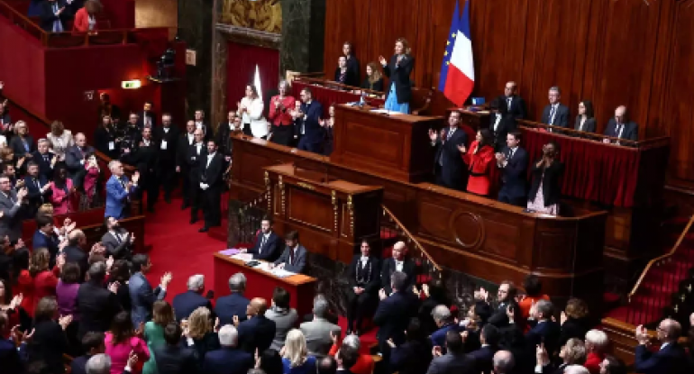 Fransa parlamentində sağçılar sıxışdırılır