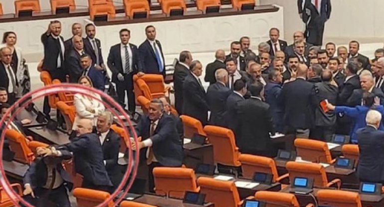 Türkiyə parlamentində dava düşdü - VİDEO