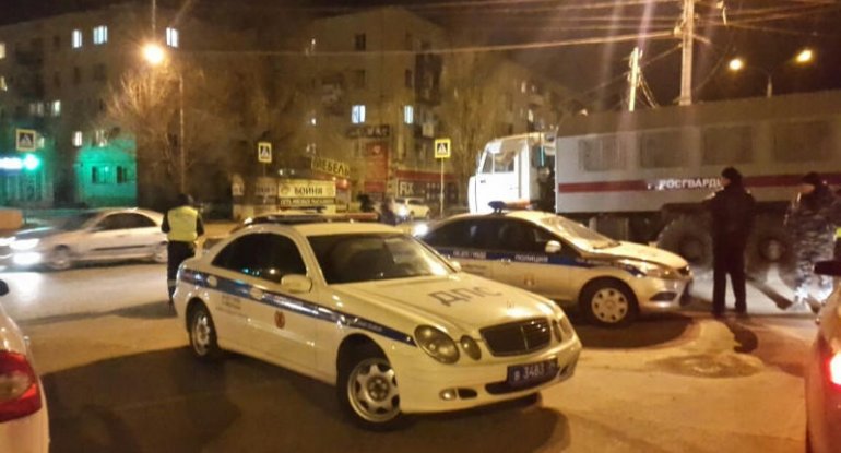 Moskvada milyarderin oğlu polisi döydü - VİDEO