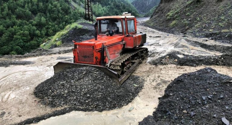 Güclü yağışdan sonra yollar dağıldı, 15 kəndlə əlaqə kəsildi