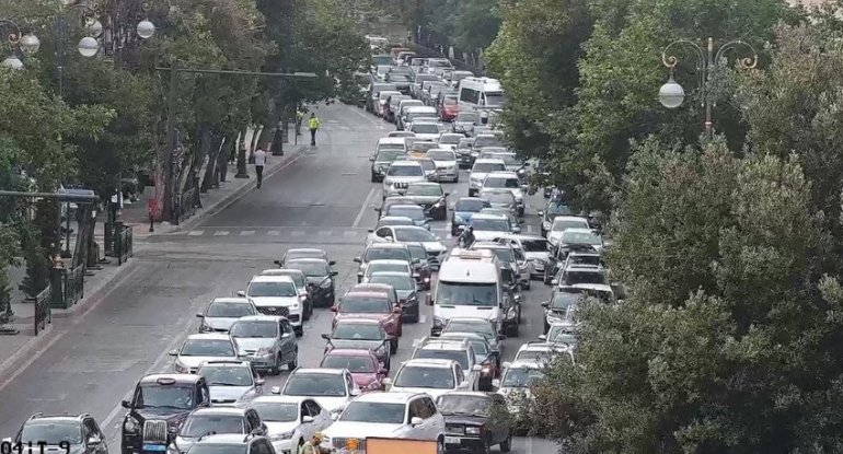 Bakıda tıxac olan yolların adları açıqlanıb