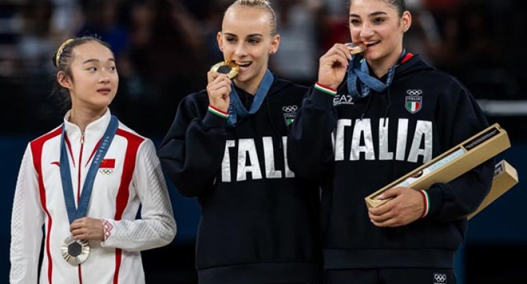 Medalı dişləyən idmançıları təqlid etdi, hamı ondan danışdı - VİDEO