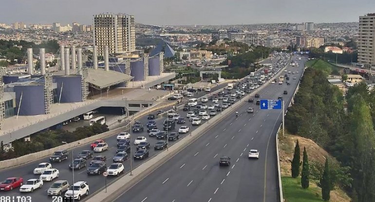 Bakının bir sıra yollarında sıxlıq var - SİYAHI