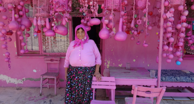 Çəhrayı sevdalısı qadın: Əlacım olsa, oğlumla qızımı da bu rəngə boyayaram - FOTO