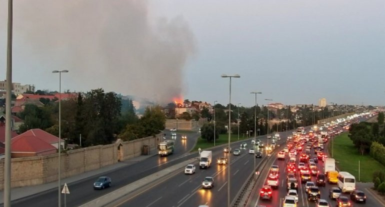 Yanğın baş verdi, Aeroport şosesində sıxlıq yarandı - FOTO