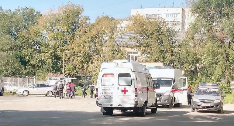 13 yaşlı yeniyetmə şagird və müəllimlərə hücum etdi - Çoxsaylı yaralı var