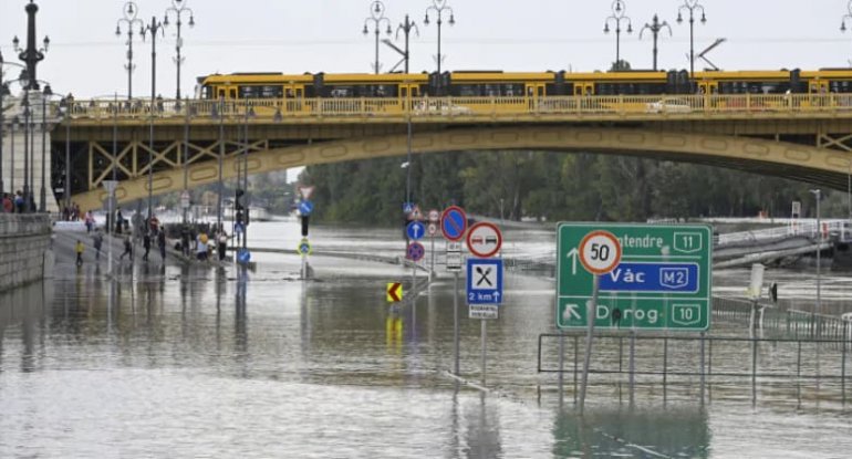 Budapeştdə Dunay çayı daşıb: Yaşayış məntəqələrinin ətrafla əlaqəsi kəsilib