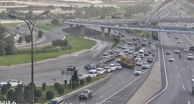 Bakıda bitum daşıyan yük maşını aşdı - maye yola dağıldı