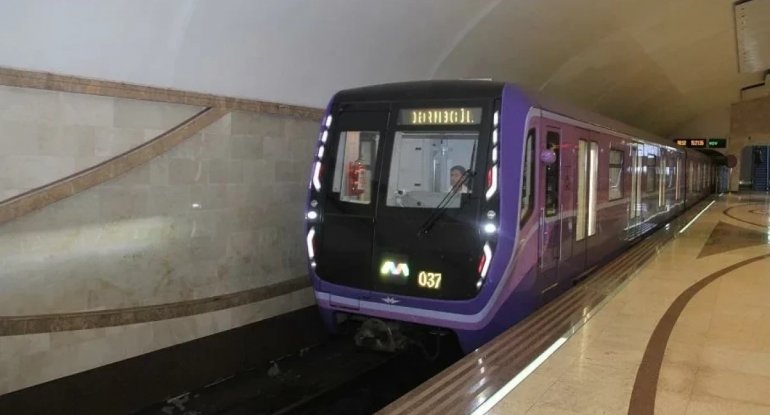 Bakı metrosunda dəhşət: Sərnişin qatarın altına düşərək öldü