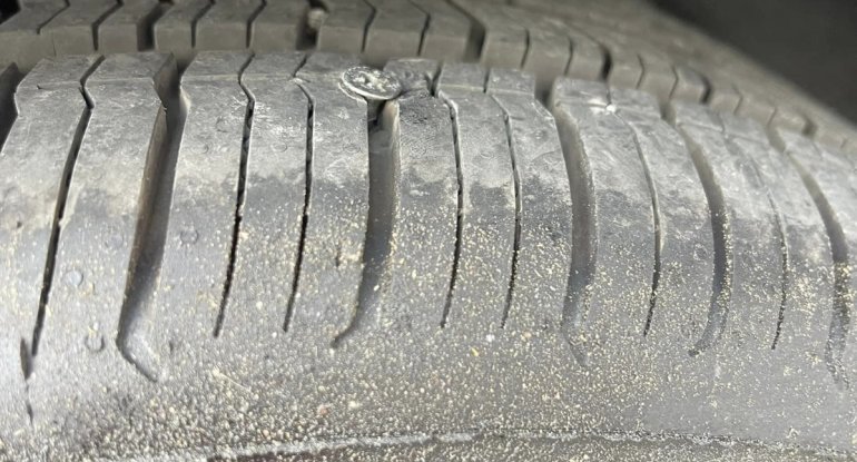 Maşınını parkinqdə saxladı, mismar batırdılar &ndash; Şikayət