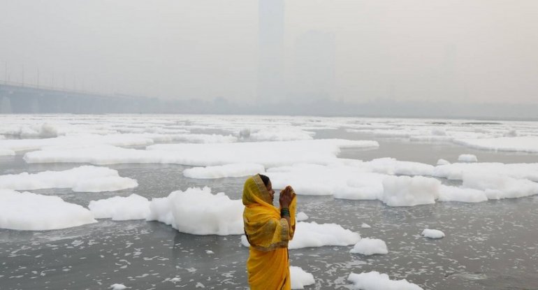 Yamuna çayını toksik köpük örtüb