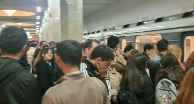 Metroda yenə problem yarandı - Sərnişinlər düşürüldü