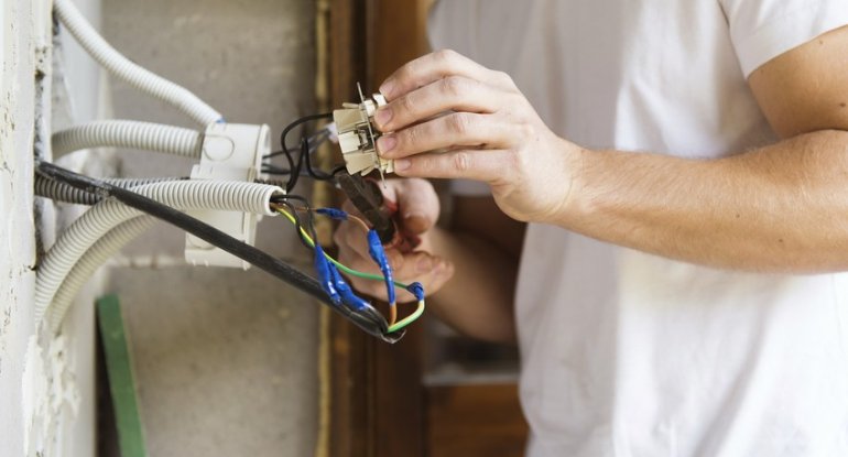 Sumqayıtda ustanı elektrik cərəyanı vurub