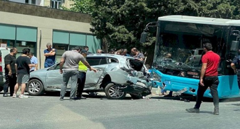 Bakıda marşrut avtobusu “qırmızı”da keçib qəza törətdi - Ölənlər var