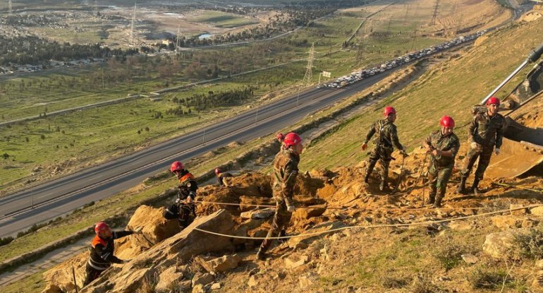 Badamdarda uçqun riski olan qaya parçaları ərazidən götürülüb