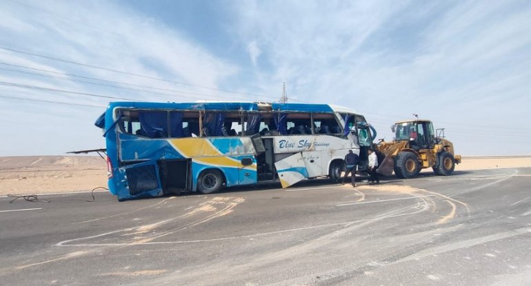 Azərbaycanlı turistləri daşıyan avtobus qəzaya uğrayıb, yaralananlar var