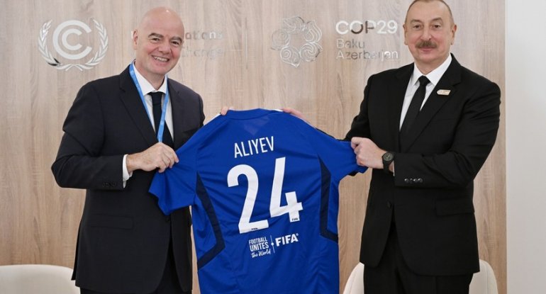 FIFA prezidenti Azərbaycan liderinə üzərində "İlham Aliyev" yazılmış xüsusi top təqdim edib