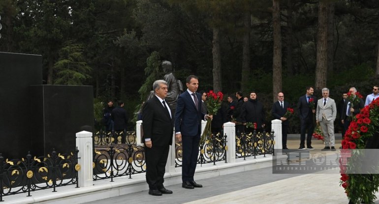 "Barselona" prezidenti Heydər Əliyevin məzarını ziyarət edib - FOTO